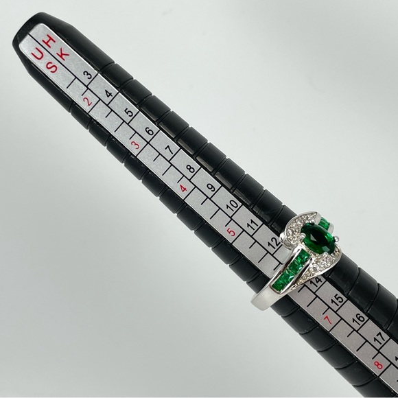 Beautiful Dainty Oval Cut Green Emerald Diamond CZ Silver‎ Plated Ring Band